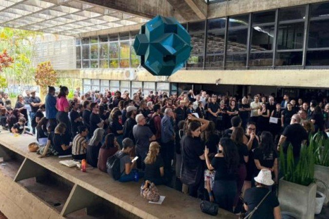Ato dos docentes da Universidade de Brasília (UnB) em frente a reitoria  -  (crédito: Reprodução/ADUnB)