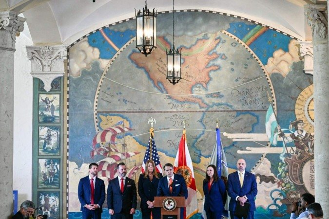 O procurador geral intrerino Todd Blanche anuncia as acusa&ccedil;&otilde;es contra R&aacute;ul, em Miami 