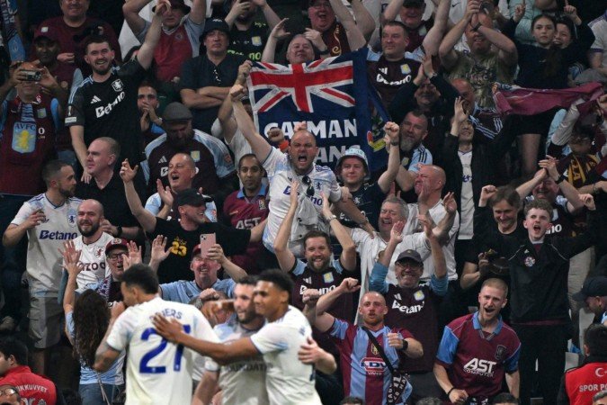 A festa dos torcedores britânicos que viajaram até Istambul para assistir ao título do Aston Villa na Europa League - (crédito: Andrej Isakovic/AFP) A festa dos torcedores britânicos que viajaram até Istambul para assistir ao título do Aston Villa na Europa League - (crédito: Andrej Isakovic/AFP)