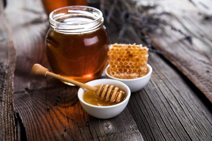 O mel se destaca por seus benefícios nutricionais e por sua importância econômica e ambiental (Imagem: Sebastian Duda | Shutterstock)
- (crédito: EdiCase) O mel se destaca por seus benefícios nutricionais e por sua importância econômica e ambiental (Imagem: Sebastian Duda | Shutterstock)
- (crédito: EdiCase)
