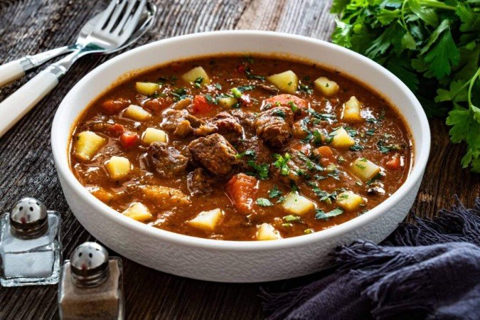 Carne de panela com batata e cenoura (Imagem: Jacek Chabraszewski | Shutterstock) - (crédito: EdiCase) Carne de panela com batata e cenoura (Imagem: Jacek Chabraszewski | Shutterstock) - (crédito: EdiCase)