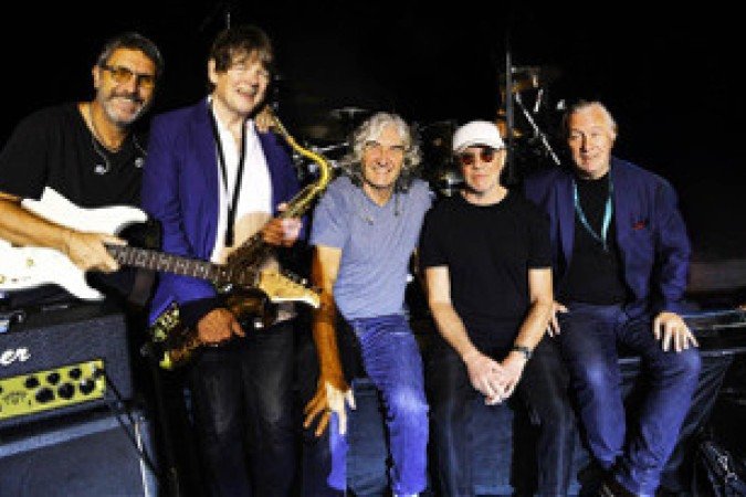 Dire Straits traz a Brasília Alan Clark, Phil Palmer, Mel Collins, Marco Caviglia e Danny Cummings - (crédito: Divulgação) Dire Straits traz a Brasília Alan Clark, Phil Palmer, Mel Collins, Marco Caviglia e Danny Cummings - (crédito: Divulgação)