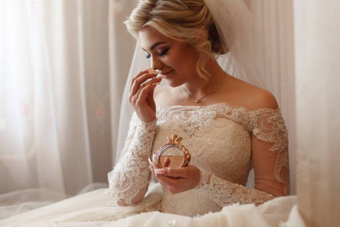 O perfume é capaz de eternizar a experiência, criando uma memória olfativa única que permanece viva mesmo depois do casamento (Imagem: Mihail Pustovit | Shutterstock)
- (crédito: EdiCase) O perfume é capaz de eternizar a experiência, criando uma memória olfativa única que permanece viva mesmo depois do casamento (Imagem: Mihail Pustovit | Shutterstock)
- (crédito: EdiCase)
