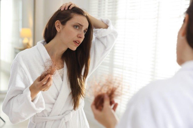 A queda de cabelo pode ser um sinal de que o organismo está com deficiência de ferro (Imagem: New Africa | Shutterstock) - (crédito: EdiCase) A queda de cabelo pode ser um sinal de que o organismo está com deficiência de ferro (Imagem: New Africa | Shutterstock) - (crédito: EdiCase)