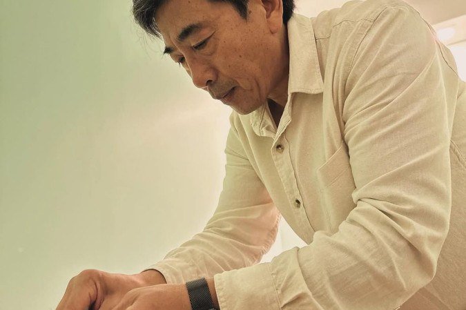 Qin Jun, acupunturista formado pela Universidade de Medicina Tradicional Chinesa de Liaoning