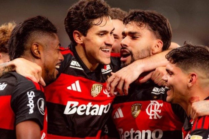 Pedro é celebrado após fazer o golaço que definiu o 1 x 0 do Flamengo sobre o Estudiantes - (crédito: Adriano Fontes/Flamengo) Pedro é celebrado após fazer o golaço que definiu o 1 x 0 do Flamengo sobre o Estudiantes - (crédito: Adriano Fontes/Flamengo)