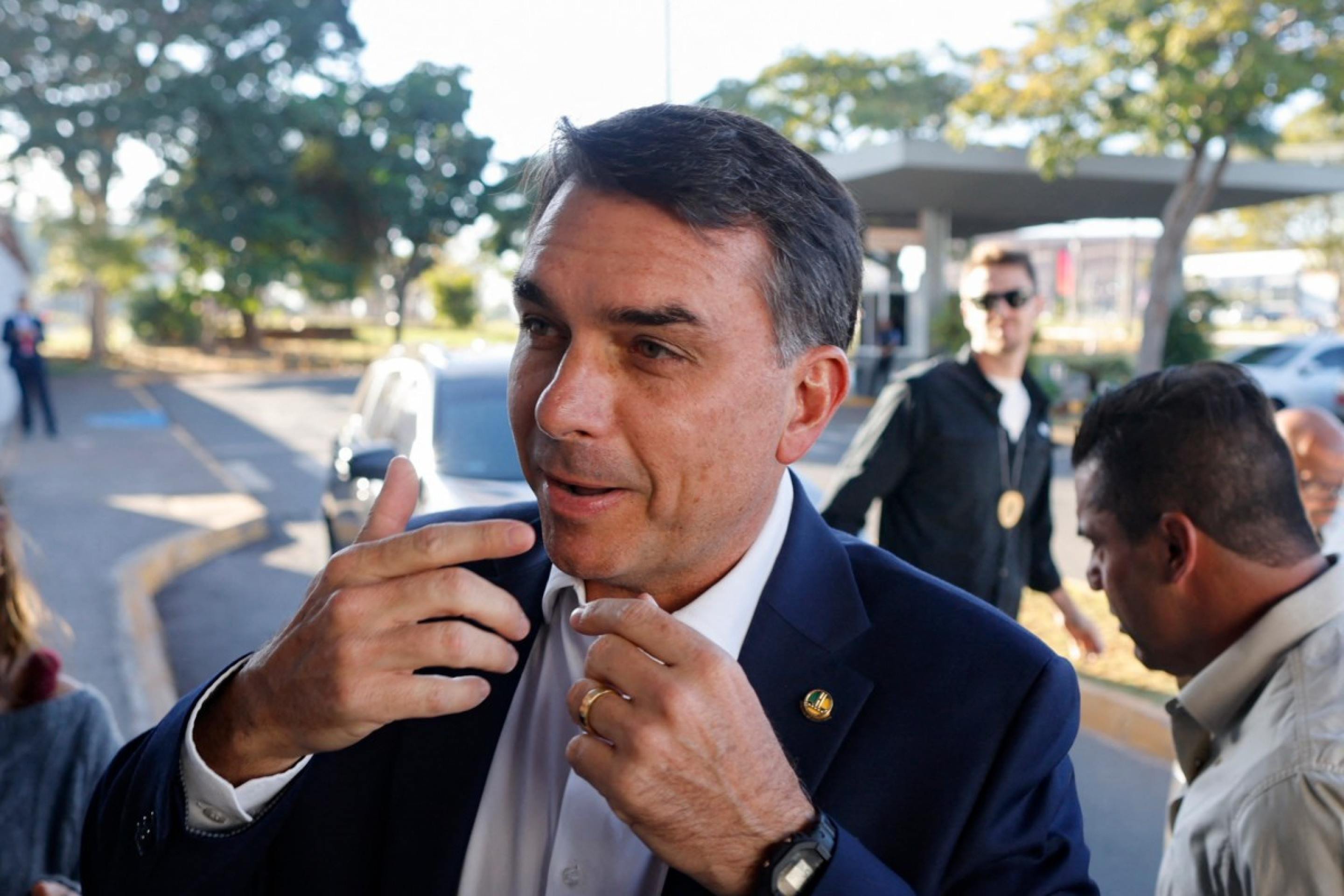 Cautela do Centrão com Flávio