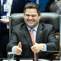 Alcolumbre: 'Mais de 3.100 municípios estão inadimplentes e, portanto, sem poder acessar os convênios apresentados pelo governo federal' -  (crédito: Andressa Anholete/Agência Senado)