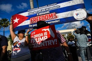Cubanos exilados em Miami protestam em apoio ao inidiciamento de Raúl Castro pelo Departamento de Justiça americano - (crédito: Chandan Khanna/AFP) Cubanos exilados em Miami protestam em apoio ao inidiciamento de Raúl Castro pelo Departamento de Justiça americano - (crédito: Chandan Khanna/AFP)