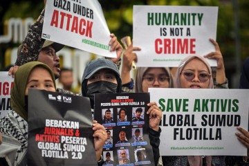 Ativistas realizam um protesto contra a interceptação, por Israel, de navios participantes da Flotilha Global Sumud, uma missão humanitária liderada por civis para Gaza por via marítima, em Surabaya, em 21 de maio de 2026. - (crédito: AFP) Ativistas realizam um protesto contra a interceptação, por Israel, de navios participantes da Flotilha Global Sumud, uma missão humanitária liderada por civis para Gaza por via marítima, em Surabaya, em 21 de maio de 2026. - (crédito: AFP)