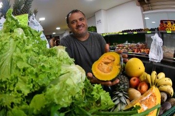 Nadir Reis adotou algumas estratégias para se diferenciar no mercado de trabalho, como a entrega em domicílios aos clientes -  (crédito: Fotos:  Ed Alves/CB/D.A Press)