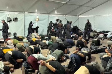 Imagem do vídeo publicado pelo ministro da Segurança de Israel, Itamar Ben-Gvir: ativistas foram deportados - (crédito: Itamar Ben-Gvir/X/AFP) Imagem do vídeo publicado pelo ministro da Segurança de Israel, Itamar Ben-Gvir: ativistas foram deportados - (crédito: Itamar Ben-Gvir/X/AFP)