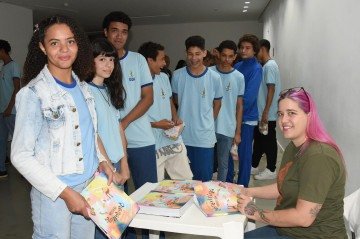 Alunos recebem o livro 'Em busca da Planaltina Perdida' - (crédito: Mary Leal | Ascom/SEEDF) Alunos recebem o livro 'Em busca da Planaltina Perdida' - (crédito: Mary Leal | Ascom/SEEDF)