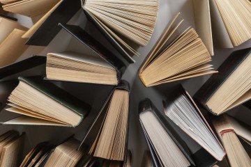 Mesmo assim, nomes da literatura russa conquistaram espaço de destaque. Liev Tolstói, Fiódor Dostoiévski e Vladimir Nabokov aparecem duas vezes cada entre os cem títulos selecionados. - (crédito: Reprodução/Freepik) Mesmo assim, nomes da literatura russa conquistaram espaço de destaque. Liev Tolstói, Fiódor Dostoiévski e Vladimir Nabokov aparecem duas vezes cada entre os cem títulos selecionados. - (crédito: Reprodução/Freepik)