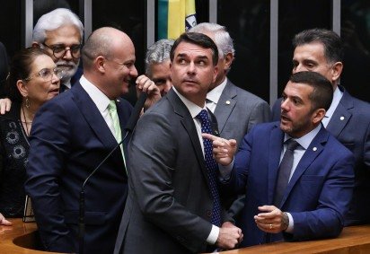 O senador Flávio Bolsonaro usou a tribuna do Congresso para, no discurso, defender a instalação da CPMI e atacar o governo Lula -  (crédito: Lula Marques /Agência Brasil.) -O senador Flávio Bolsonaro usou a tribuna do Congresso para, no discurso, defender a instalação da CPMI e atacar o governo Lula -  (crédito: Lula Marques /Agência Brasil.)