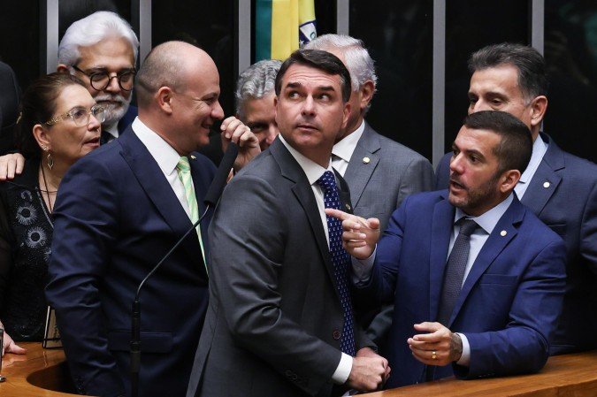 O senador Flávio Bolsonaro usou a tribuna do Congresso para, no discurso, defender a instalação da CPMI e atacar o governo Lula - (crédito: Lula Marques /Agência Brasil.) O senador Flávio Bolsonaro usou a tribuna do Congresso para, no discurso, defender a instalação da CPMI e atacar o governo Lula - (crédito: Lula Marques /Agência Brasil.)