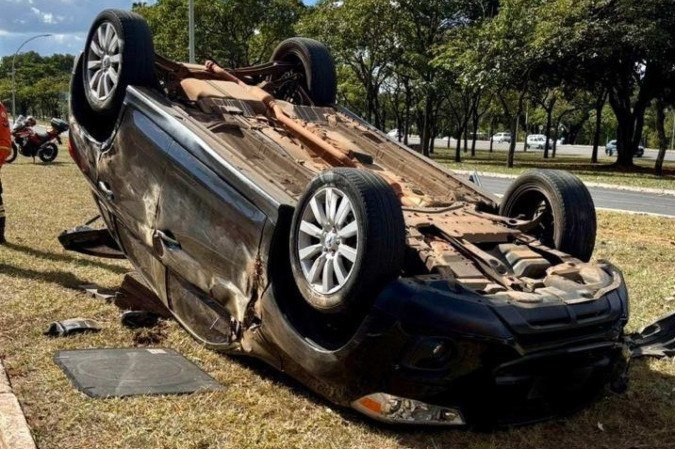 Carro capotou perto das quadras 113/112. Vítima foi transportada consciente para o hospital - (crédito: Divulgação/ Corpo de Bombeiros DF) Carro capotou perto das quadras 113/112. Vítima foi transportada consciente para o hospital - (crédito: Divulgação/ Corpo de Bombeiros DF)