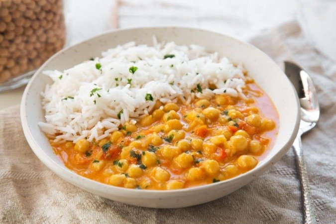 Curry de grão-de-bico com arroz basmati (Imagem: asife | Shutterstock) - (crédito: EdiCase) Curry de grão-de-bico com arroz basmati (Imagem: asife | Shutterstock) - (crédito: EdiCase)