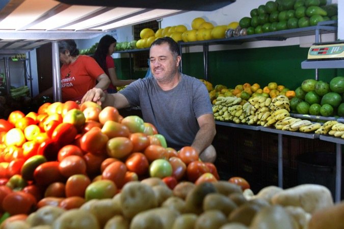O empreendedor fundou o sacolão há 10 anos e começou com a venda de frutas e verduras. Depois, expandiu para a mercearia e firmou contratos diretos com fornecedores