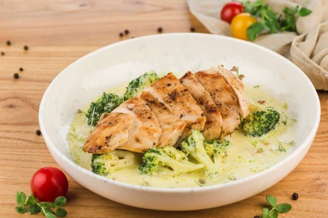 Peito de frango com molho de iogurte e brócolis (Imagem: Aleksey Khoruzhenko | Shutterstock) - (crédito: EdiCase) Peito de frango com molho de iogurte e brócolis (Imagem: Aleksey Khoruzhenko | Shutterstock) - (crédito: EdiCase)