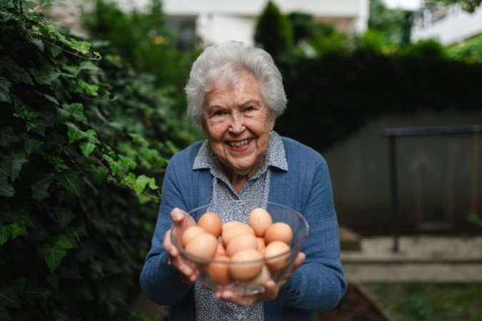 O ovo é um alimento nutritivo e benéfico para os idosos (Imagem: Halfpoint | Shutterstock) - (crédito: EdiCase) O ovo é um alimento nutritivo e benéfico para os idosos (Imagem: Halfpoint | Shutterstock) - (crédito: EdiCase)
