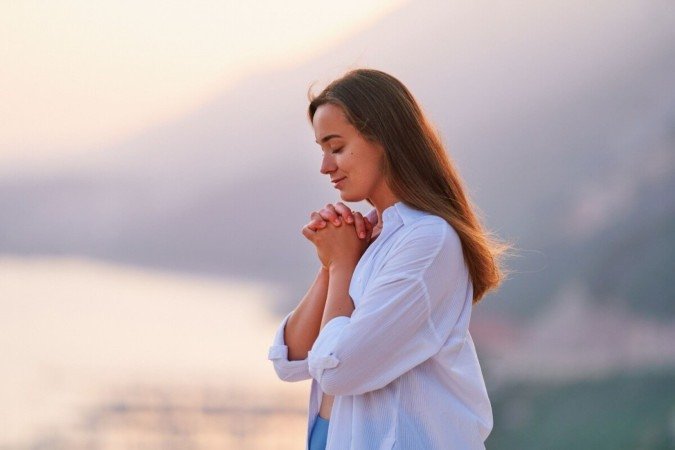 Momentos de oração podem ajudar a aliviar preocupações e fortalecer a espiritualidade (Imagem: goffkein.pro | Shutterstock) - (crédito: EdiCase) Momentos de oração podem ajudar a aliviar preocupações e fortalecer a espiritualidade (Imagem: goffkein.pro | Shutterstock) - (crédito: EdiCase)