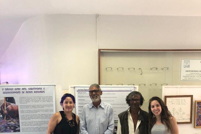 Camilla Dantas com idosos do curso de extens&atilde;o no dia da exposi&ccedil;&atilde;o. Jos&eacute; Ferreira &agrave; esquerda