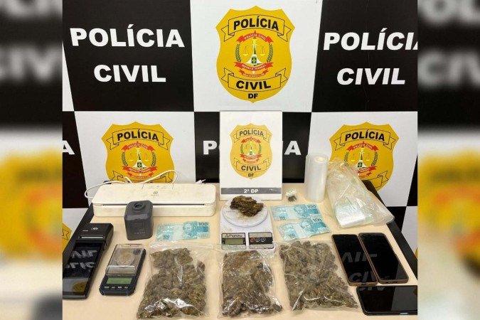 Diante o flagrante feito pela equipe de Seção de Repressão às Drogas (SRD), os policiais se deslocaram até a casa do suspeito, onde realizaram a prisão em flagrante - (crédito: PCDF/Divulgação) Diante o flagrante feito pela equipe de Seção de Repressão às Drogas (SRD), os policiais se deslocaram até a casa do suspeito, onde realizaram a prisão em flagrante - (crédito: PCDF/Divulgação)