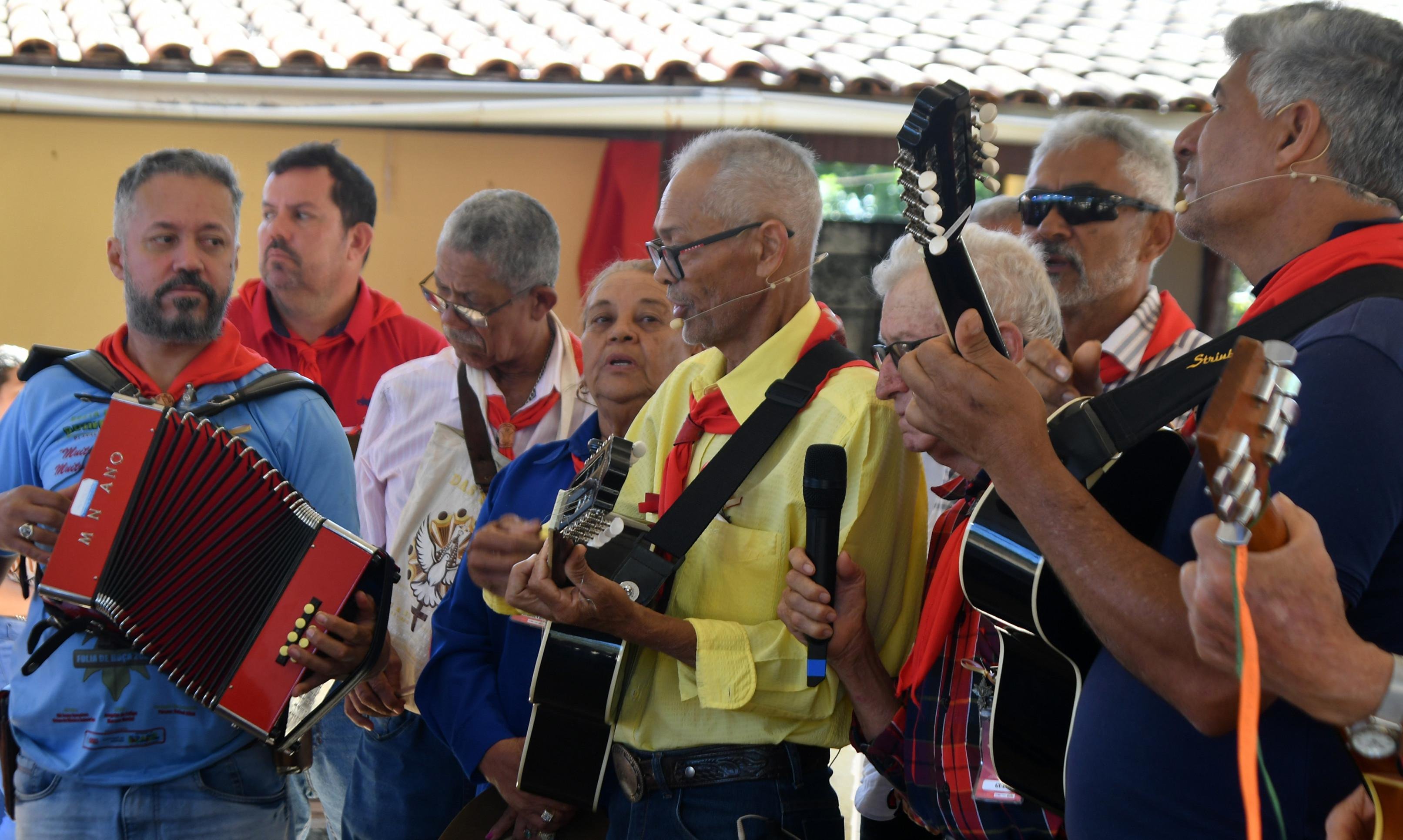Fam&iacute;lias seguem de fazenda em fazenda ao som de violas, sanfona, percuss&atilde;o e cantorias