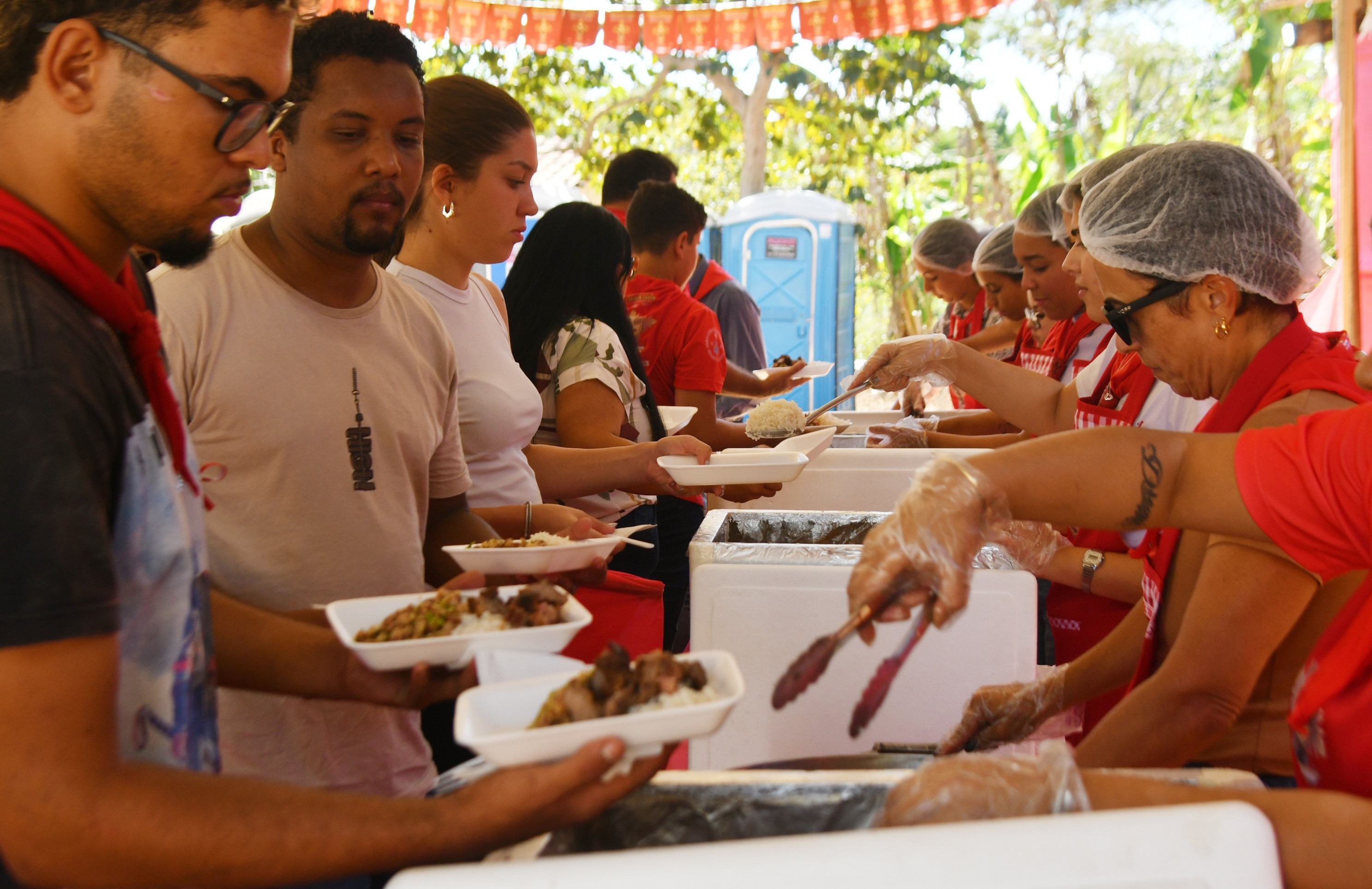 Nas fazendas, os foli&otilde;es dormem e se alimentam: arroz, feij&atilde;o tropeiro, carne assada e vinagrete
