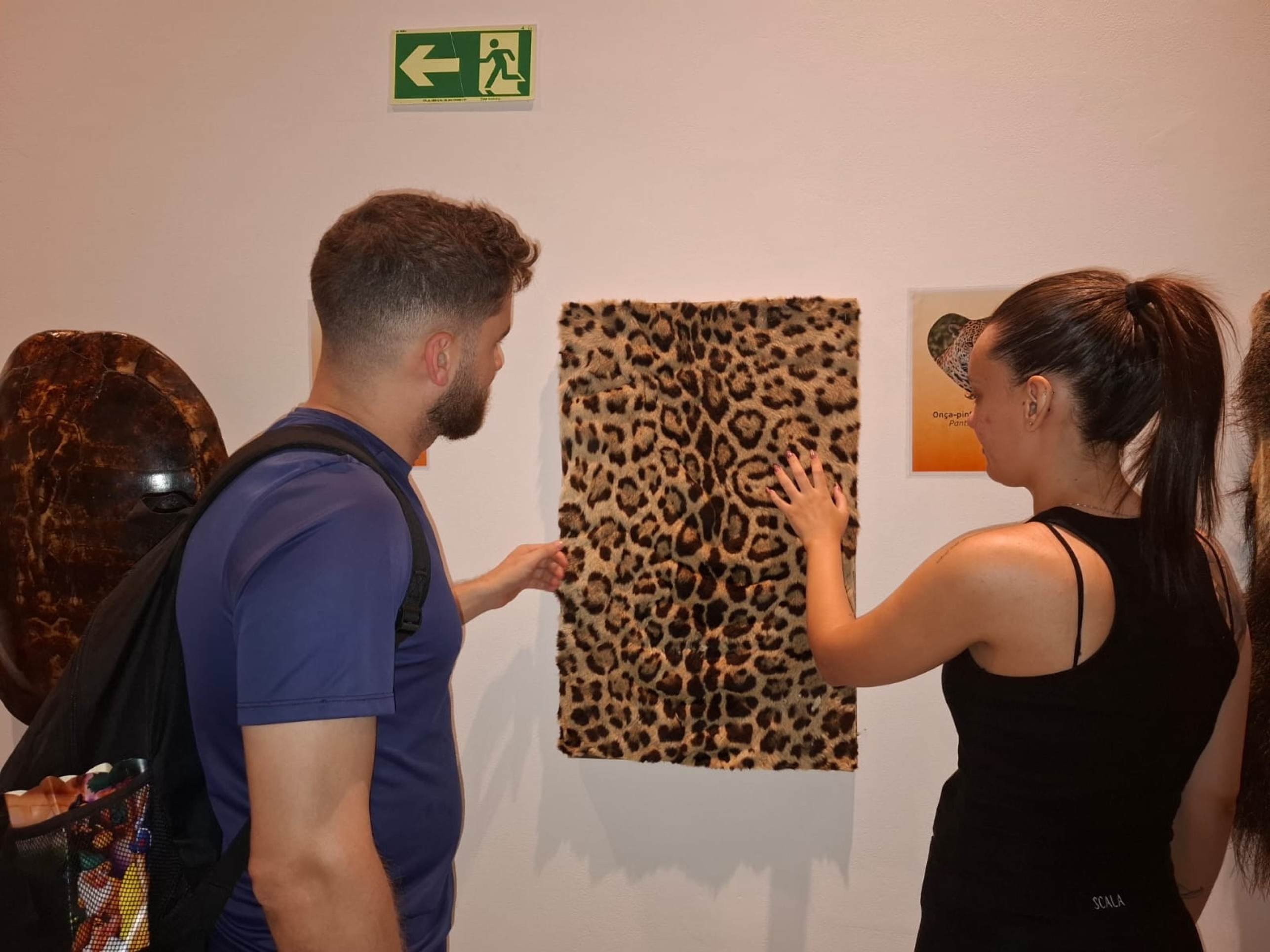 Luana Gabriela e Gabriel Magalh&atilde;es ficaram impressionados com a parte sensorial do museu