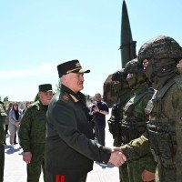 O presidente de Belarus, Alexander Lukashenko, assiste a exercícios nucleares conjuntos com a Rússia      -  (crédito: Belarusian presidential press service/AFP)