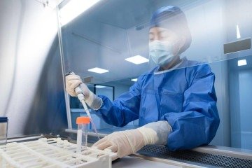 Profissionais de saúde com equipamentos de proteção do lado de fora do Hospital Geral de Referência durante ações de combate ao surto de Ebola, em 21 de maio de 2026, em Mongbwalu, na República Democrática do Congo - (crédito: BBC) Profissionais de saúde com equipamentos de proteção do lado de fora do Hospital Geral de Referência durante ações de combate ao surto de Ebola, em 21 de maio de 2026, em Mongbwalu, na República Democrática do Congo - (crédito: BBC)