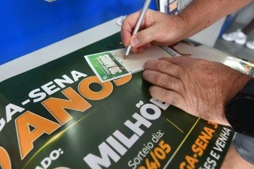 A Caixa divulgou os ganhadores do sorteio especial dos 30 anos da Mega-Sena -  (crédito:  Ed Alves/CB/D.A Press)