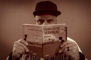 Max Maciel e primeiro livro de sua autoria, 'Filhos do Pó Vermelho' - (crédito: Henrique Jesus) Max Maciel e primeiro livro de sua autoria, 'Filhos do Pó Vermelho' - (crédito: Henrique Jesus)