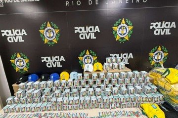 Investigação tenta descobrir origem e destino de material falsificado ligado à Copa do Mundo
- (crédito: Divulgação/Polícia Civil do Rio de Janeiro) Investigação tenta descobrir origem e destino de material falsificado ligado à Copa do Mundo
- (crédito: Divulgação/Polícia Civil do Rio de Janeiro)