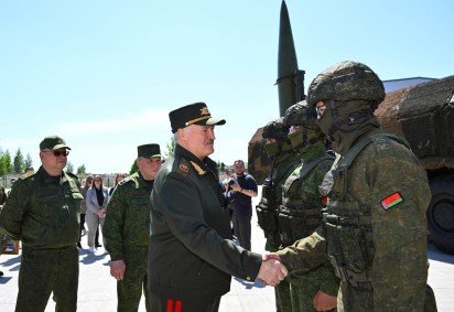 O presidente de Belarus, Alexander Lukashenko, assiste a exercícios nucleares conjuntos com a Rússia      -  (crédito: Belarusian presidential press service/AFP) -O presidente de Belarus, Alexander Lukashenko, assiste a exercícios nucleares conjuntos com a Rússia      -  (crédito: Belarusian presidential press service/AFP)
