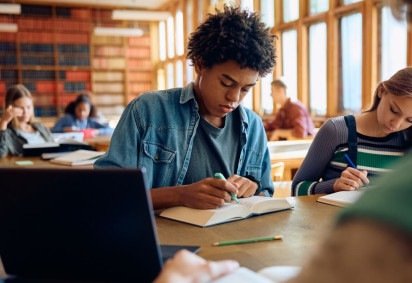 O vestibular é a principal porta de entrada em universidades públicas e privadas no Brasil (Imagem: Drazen Zigic | Shutterstock)
 -  (crédito: EdiCase) -O vestibular é a principal porta de entrada em universidades públicas e privadas no Brasil (Imagem: Drazen Zigic | Shutterstock)
 -  (crédito: EdiCase)