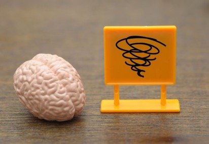 Sob estresse, áreas ligadas à reflexão, planejamento e análise racional perdem espaço para respostas automáticas e emocionais (Imagem: Teacher Photo | Shutterstock) -  (crédito: EdiCase) -Sob estresse, áreas ligadas à reflexão, planejamento e análise racional perdem espaço para respostas automáticas e emocionais (Imagem: Teacher Photo | Shutterstock) -  (crédito: EdiCase)