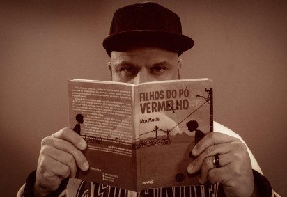 Max Maciel e primeiro livro de sua autoria, 