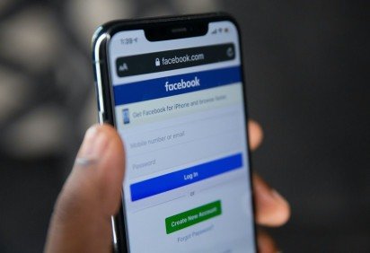 As vítimas eram atraídas em redes de compra e venda. Uma delas, o Marketplace do Facebook -  (crédito: Solen Feyissa Unsplash) -As vítimas eram atraídas em redes de compra e venda. Uma delas, o Marketplace do Facebook -  (crédito: Solen Feyissa Unsplash)