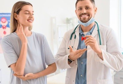 A análise clínica individualizada é essencial para um diagnóstico preciso e um tratamento adequado de problemas na tireoide (Imagem: Pixel-Shot | Shutterstock) -  (crédito: EdiCase) -A análise clínica individualizada é essencial para um diagnóstico preciso e um tratamento adequado de problemas na tireoide (Imagem: Pixel-Shot | Shutterstock) -  (crédito: EdiCase)