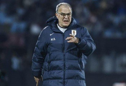 O treinador argentino assumiu a Celeste em maio de 2023 e, desde então, esteve à frente da equipe em 35 partidas, acumulando 15 vitórias, 13 empates e sete derrotas -  (crédito:  Foto: Ernesto Ryan/Getty Images) -O treinador argentino assumiu a Celeste em maio de 2023 e, desde então, esteve à frente da equipe em 35 partidas, acumulando 15 vitórias, 13 empates e sete derrotas -  (crédito:  Foto: Ernesto Ryan/Getty Images)