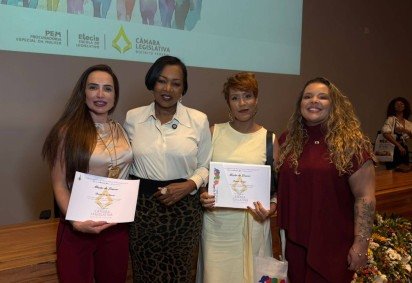 Na cerimônia estavam Dai Schmidt, idealizadora do projeto Desfile Beleza Negra (DBN), Luana Maia, subsecretária de Proteção à Mulher Luana Maia e a delegada Bruna Eiras, todas indicadas pela deputada distrital Jane Klebia -  (crédito: Divulgação) -Na cerimônia estavam Dai Schmidt, idealizadora do projeto Desfile Beleza Negra (DBN), Luana Maia, subsecretária de Proteção à Mulher Luana Maia e a delegada Bruna Eiras, todas indicadas pela deputada distrital Jane Klebia -  (crédito: Divulgação)