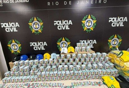 Investigação tenta descobrir origem e destino de material falsificado ligado à Copa do Mundo
 -  (crédito: Divulgação/Polícia Civil do Rio de Janeiro) -Investigação tenta descobrir origem e destino de material falsificado ligado à Copa do Mundo
 -  (crédito: Divulgação/Polícia Civil do Rio de Janeiro)