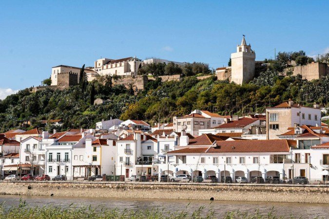 Casal é preso por abandonar dois meninos franceses à beira de estrada em Portugal - (crédito: BBC Geral) Casal é preso por abandonar dois meninos franceses à beira de estrada em Portugal - (crédito: BBC Geral)