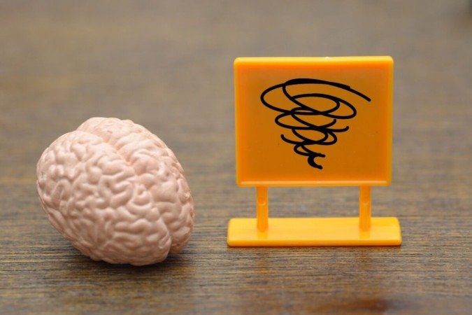 Sob estresse, áreas ligadas à reflexão, planejamento e análise racional perdem espaço para respostas automáticas e emocionais (Imagem: Teacher Photo | Shutterstock) - (crédito: EdiCase) Sob estresse, áreas ligadas à reflexão, planejamento e análise racional perdem espaço para respostas automáticas e emocionais (Imagem: Teacher Photo | Shutterstock) - (crédito: EdiCase)