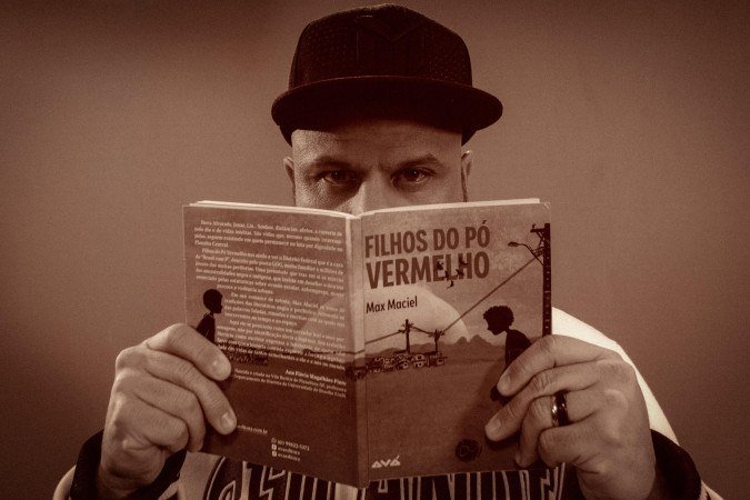 Max Maciel e primeiro livro de sua autoria, Max Maciel e primeiro livro de sua autoria,