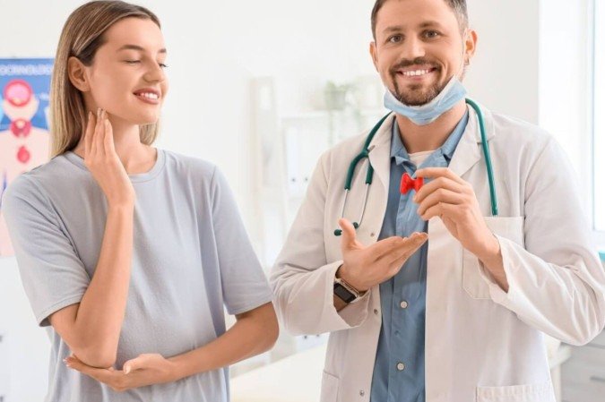 A análise clínica individualizada é essencial para um diagnóstico preciso e um tratamento adequado de problemas na tireoide (Imagem: Pixel-Shot | Shutterstock) - (crédito: EdiCase) A análise clínica individualizada é essencial para um diagnóstico preciso e um tratamento adequado de problemas na tireoide (Imagem: Pixel-Shot | Shutterstock) - (crédito: EdiCase)
