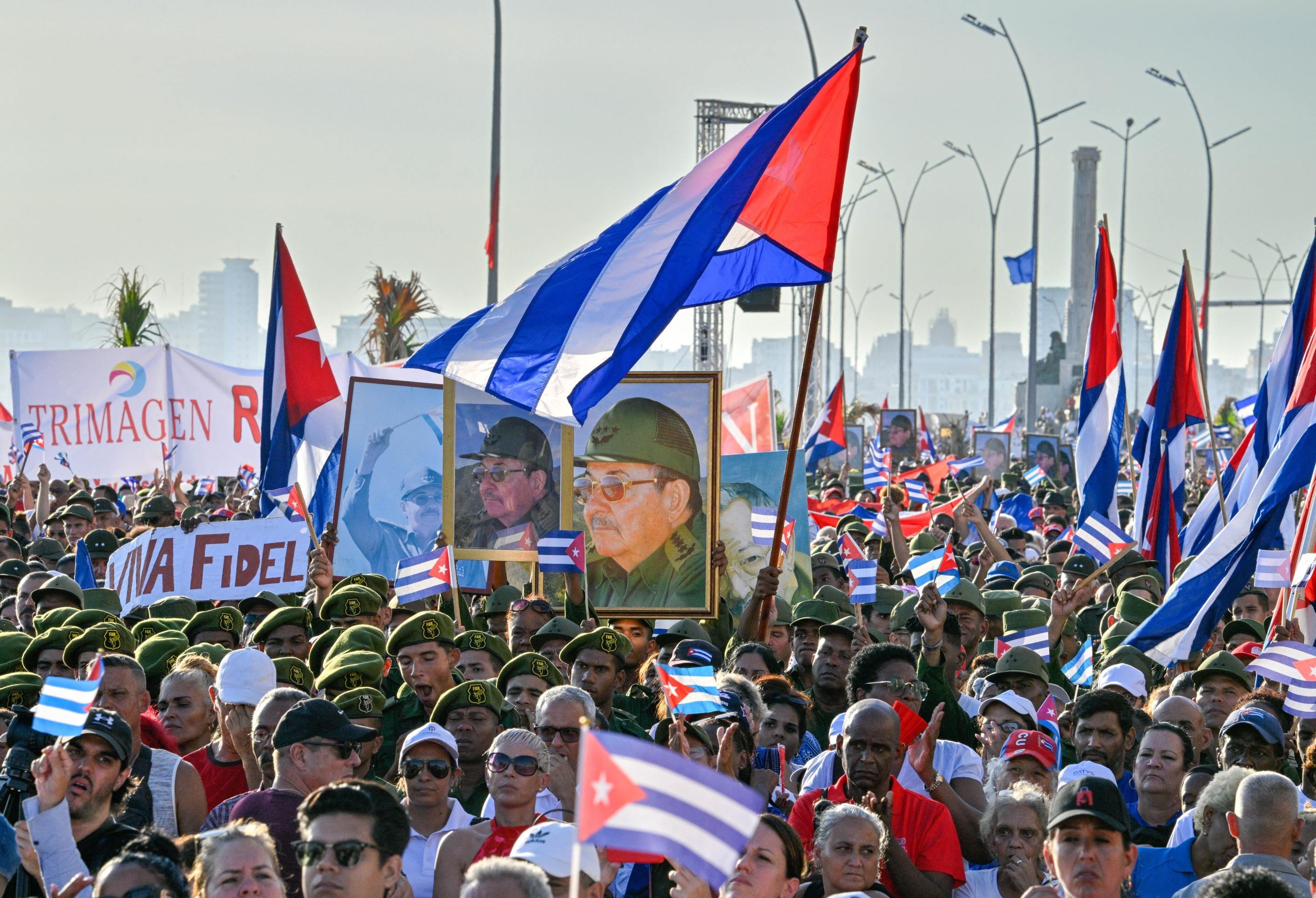 Cubanos marcham em defesa de Raúl Castro em Havana
